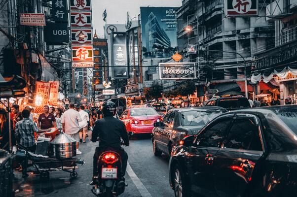 Scooter en auto's in Bangkok