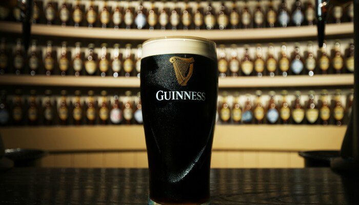 Glas Guinness in de Guinness brouwerij