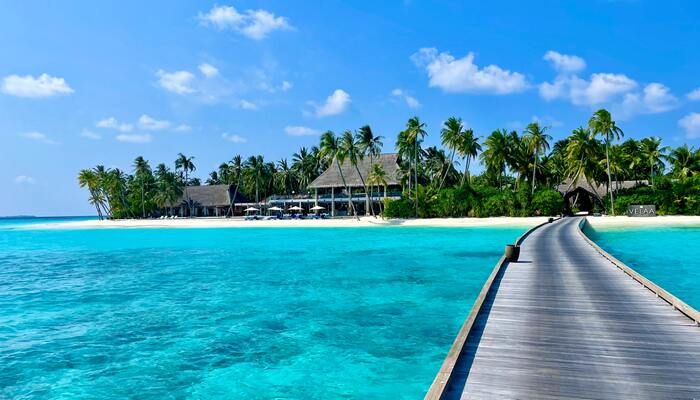 Houten bungalows op een eiland op de Maldiven