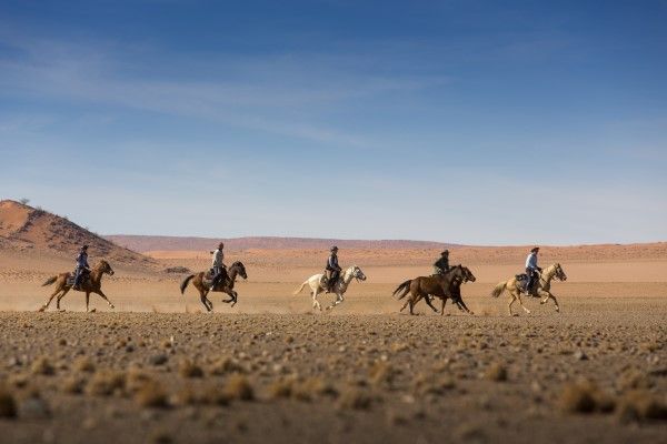Paardrijden in een woestijn