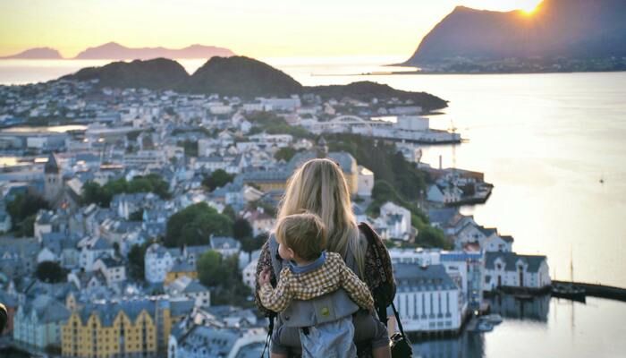 Moeder en kind met uitzicht vanaf een berg