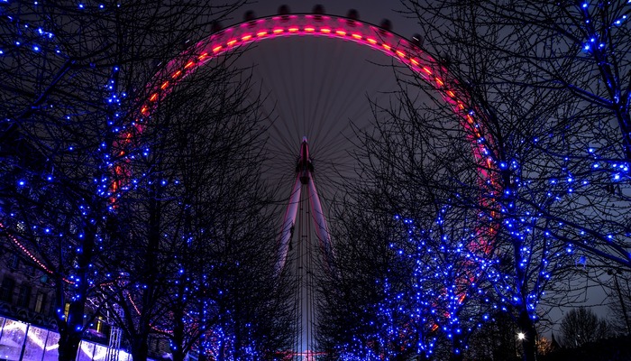 Londen Eye verlicht in het donker